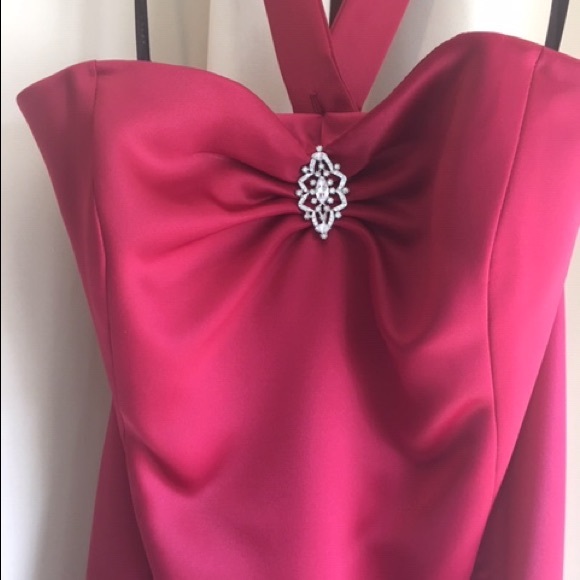 💃 Beautiful formal attire dress in Red. - Picture 3 of 8